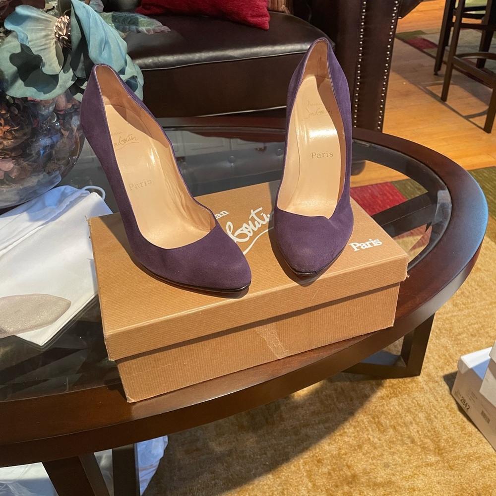 Gently Worn (Once)
Christian Louboutin Decolette 869 100mm Suede Purple Pump